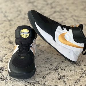 Nike Youth Sz 1.5 basketball shoes. No tying laces- Velcro only!